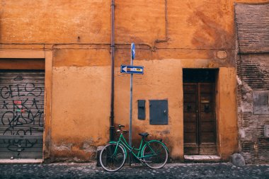 Eski Roma sokakta Bisiklet