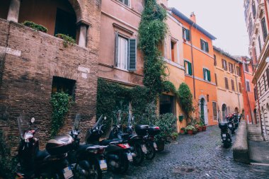 Eski Roma sokakta scooter