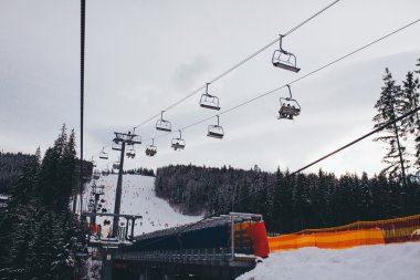 Ski lift Karpat Dağları'nda
