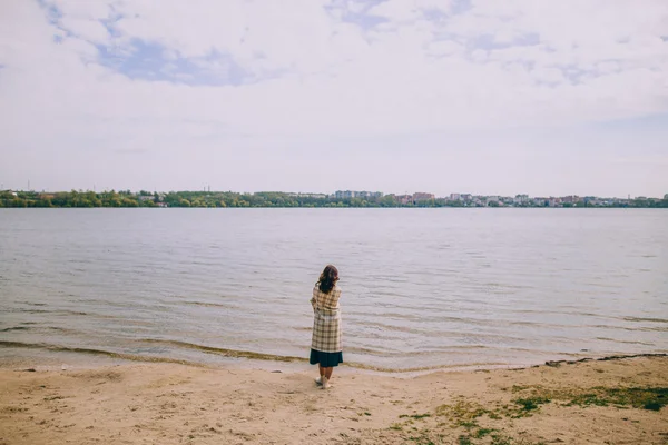 Lány, a homokos strand — Stock Fotó