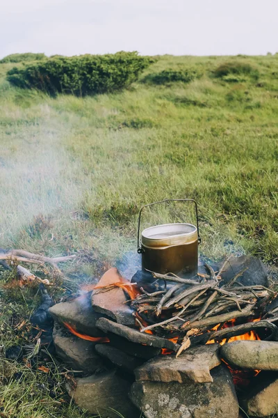 Котел с чаем над огнем — стоковое фото