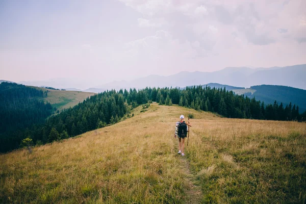 Woman Walking In The Mountains — Stock Photo, Image