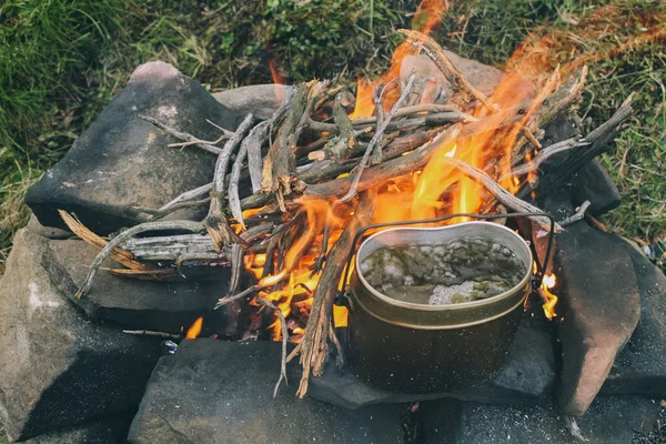 หม้อด้วยชาเหนือไฟ — ภาพถ่ายสต็อก