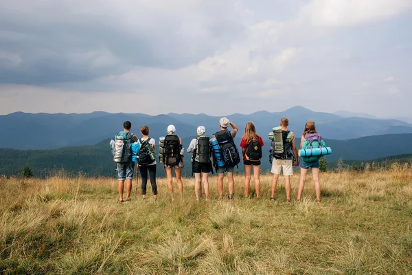 Friends standing in Mountains — Stock Photo, Image