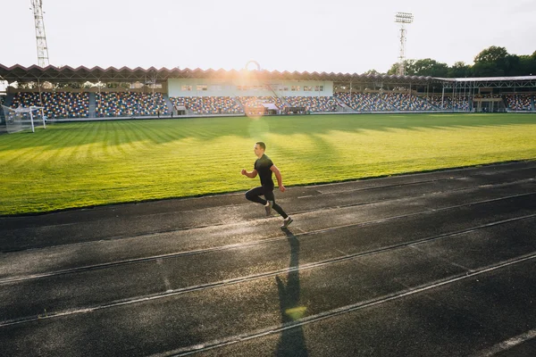 Löpare på spåret på en sport stadium — Stockfoto