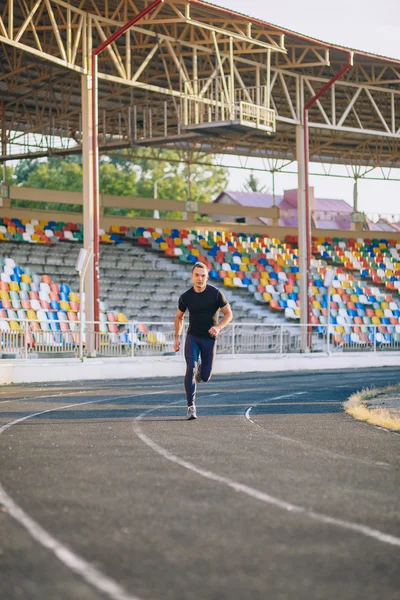 Corredor na pista em um estádio de esporte — Fotografia de Stock