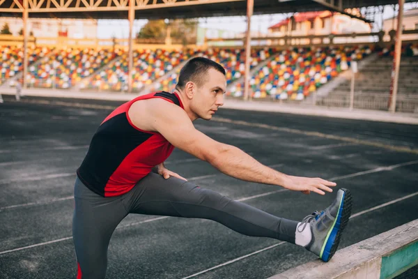 Homem se estende antes de correr — Fotografia de Stock