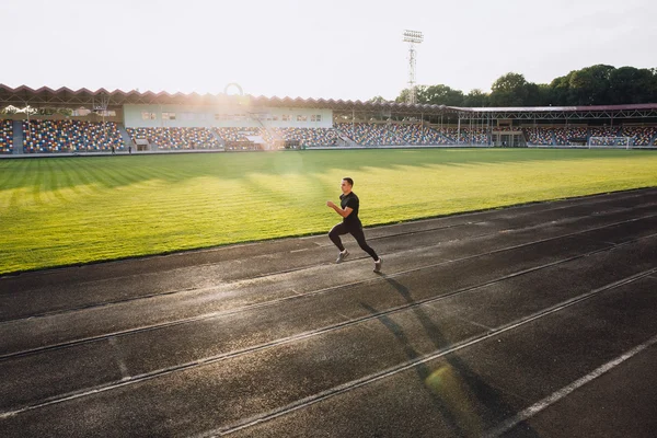 Běžec na trati na sportovní stadion — Stock fotografie