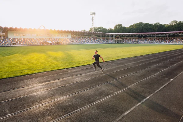 Бегун на треке на спортивном стадионе — стоковое фото