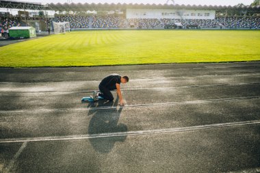 Sprinter leaving starting blocks   clipart