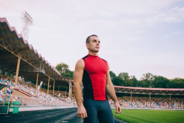 Stadyumda erkek atlet 