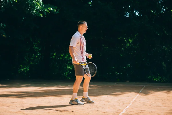 Giocatore di tennis maschile in azione — Foto Stock