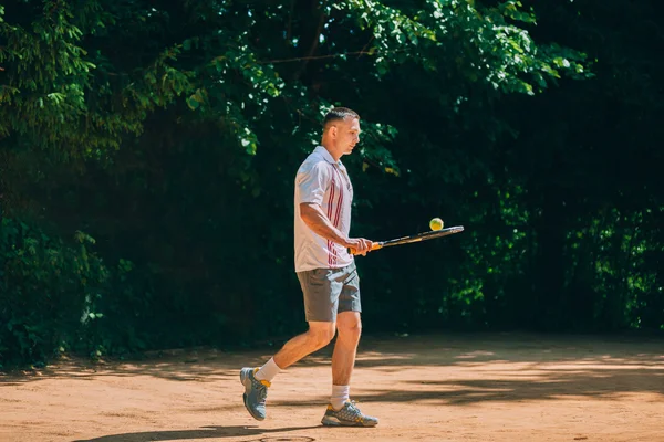 Giocatore di tennis maschile in azione — Foto Stock