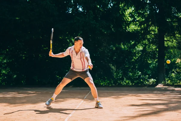 Giocatore di tennis maschile in azione — Foto Stock