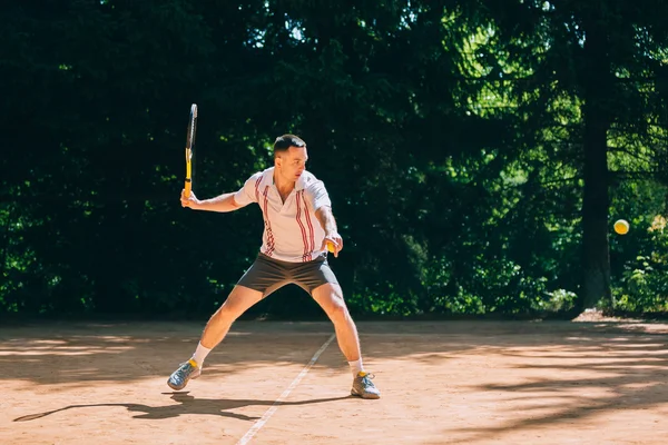 Jugador de tenis masculino en acción —  Fotos de Stock