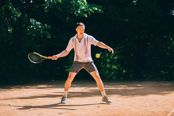 Giocatore di tennis maschile in azione — Foto Stock