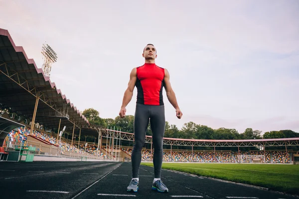 Athlète masculin dans le stade — Photo