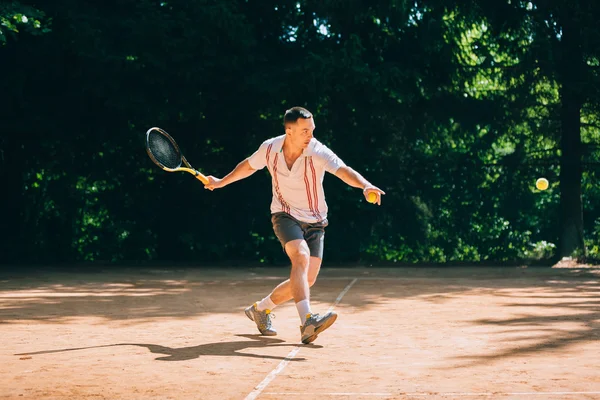 Giocatore di tennis maschile in azione — Foto Stock