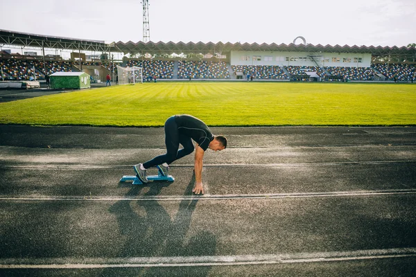 Sprinter pozostawiając bloki startowe — Zdjęcie stockowe