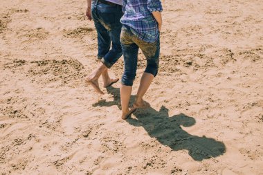 Kumsalda el ele tutuşan çift