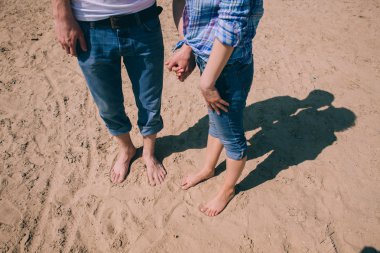 Kumsalda el ele tutuşan çift