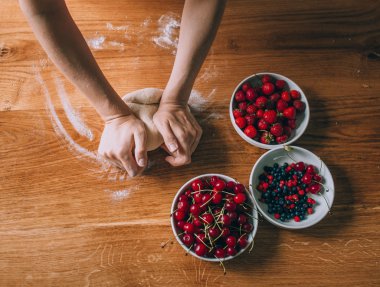 Kadın pişirme berry köfte 