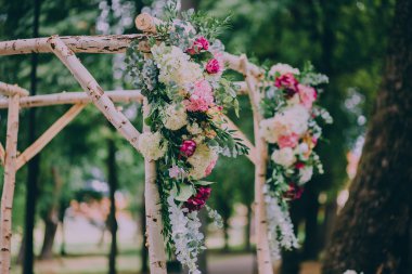 Çiçeklerle süslenmiş düğün pergola