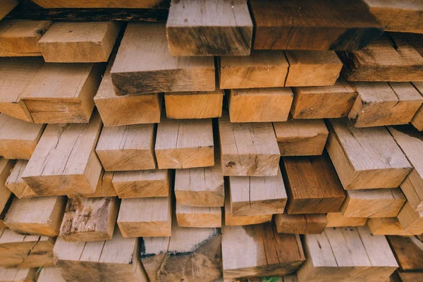 Montón de tablones cuadrados de madera — Foto de Stock