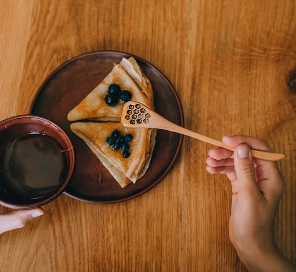 Kvinna som förbereder pannkakor — Stockfoto