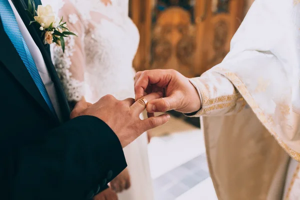 Vestindo anéis na igreja — Fotografia de Stock
