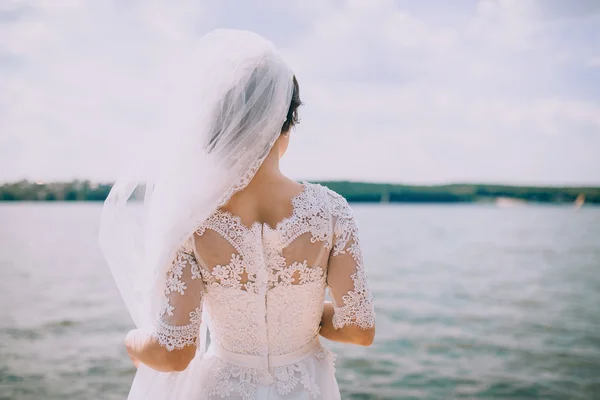 Sposa elegante su una passeggiata — Foto Stock