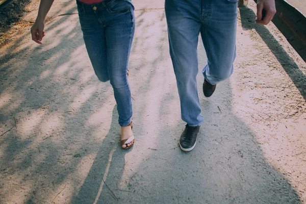 Paar zu Fuß im Stadtgebiet — Stockfoto