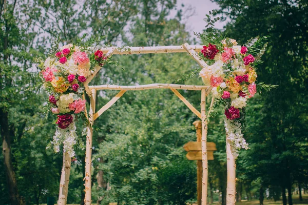 Pergola de mariage décorée de fleurs — Photo