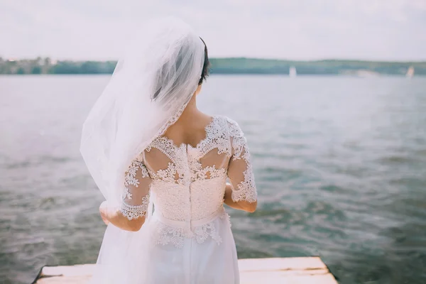 Sposa elegante su una passeggiata — Foto Stock