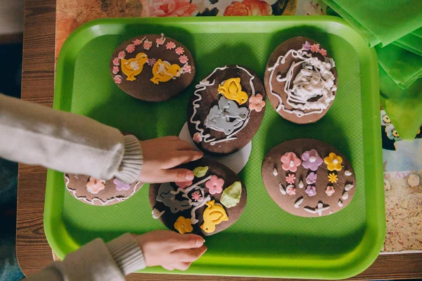 Enfant décorant biscuits de Pâques — Photo