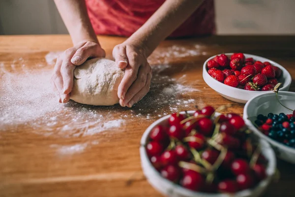 Kvinnan matlagning berry dumplings — Stockfoto