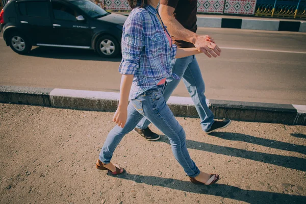 Пара прогулок в городской местности — стоковое фото
