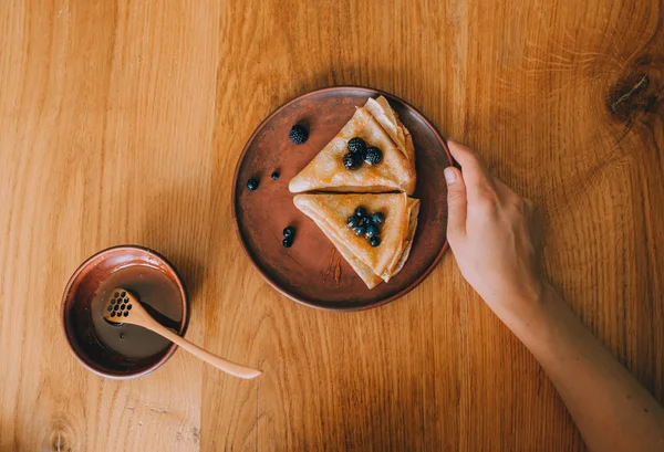 Mujer preparando panqueques — Foto de Stock