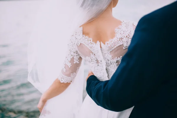 Невеста и жених на прогулке — стоковое фото