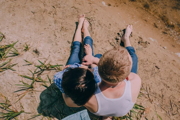 Par som håller händer på stranden — Stockfoto