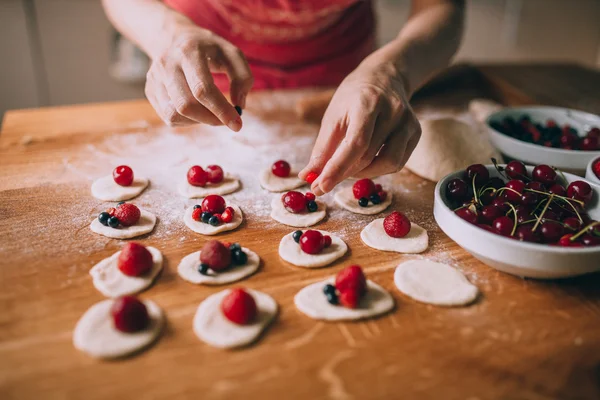 Mulher cozinhar bolinhos de frutas — Fotografia de Stock