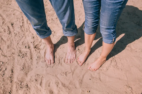 Couple on sandy beach — Stock Photo, Image