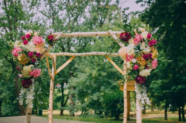 Çiçeklerle süslenmiş düğün pergola