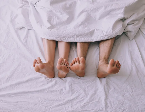 Stop páru vedle sebe v posteli — Stock fotografie