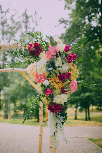 Γάμος πέργκολα διακοσμημένη με λουλούδια — Φωτογραφία Αρχείου