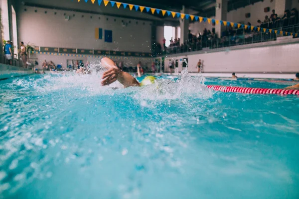 Люди плавают в закрытом бассейне — стоковое фото
