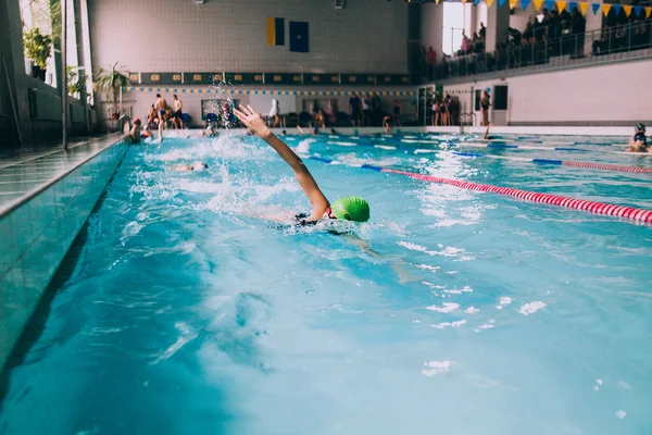 Persone che nuotano in piscina coperta — Foto Stock