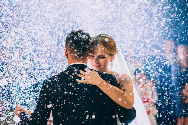 Primeira dança de casamento de recém-casados — Fotografia de Stock