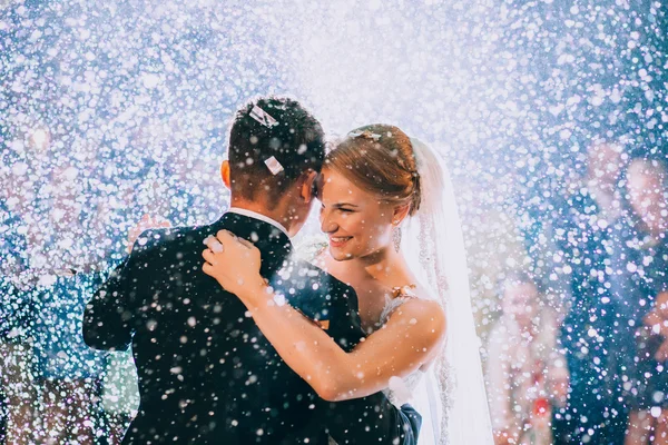 Primeira dança de casamento de recém-casados — Fotografia de Stock