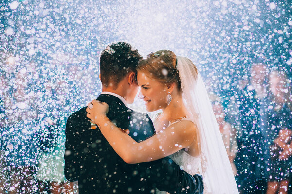 Première danse de mariage de jeunes mariés — Photo